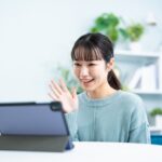 alt="副業を頑張る女性の画像"
